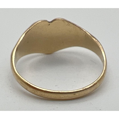 1059 - A vintage 9ct gold heart shaped signet ring with sun-ray decoration and small empty cartouche. Scrol... 