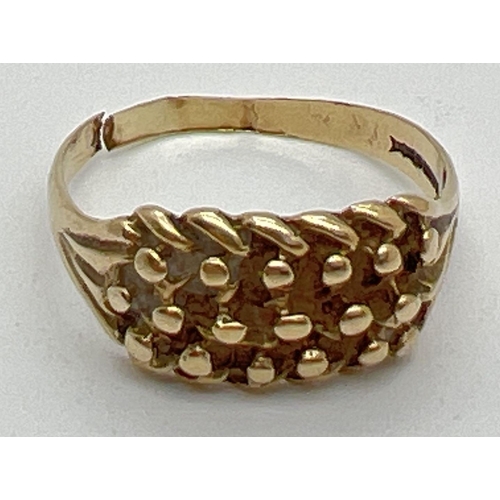 1060 - A 9ct gold keeper ring for scrap or repair - ring cut through. Gold marks to inside of band. Size T,... 