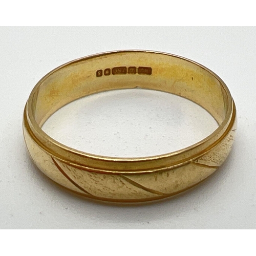 1061 - A vintage 18ct gold wedding band with diagonal line pattern throughout. Hallmarks to inside of band ... 