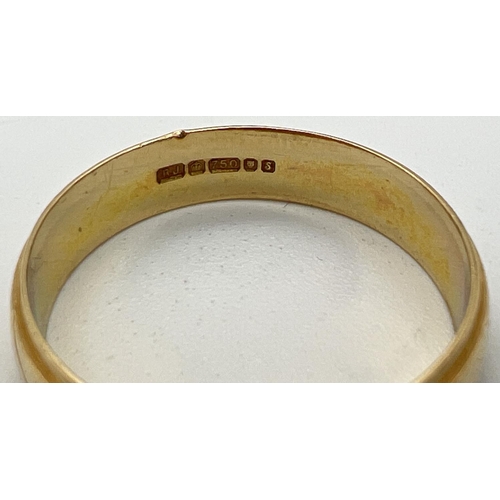 1061 - A vintage 18ct gold wedding band with diagonal line pattern throughout. Hallmarks to inside of band ... 