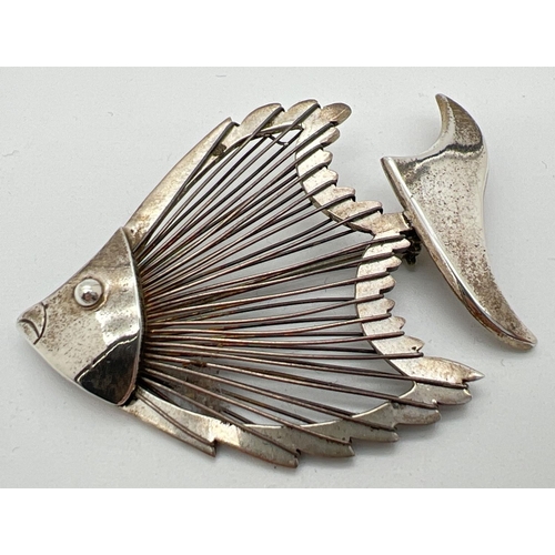 1070 - A Mexican silver Piranha fish brooch with open wire work to body. Silver marks to back. Approx. 4 x ... 