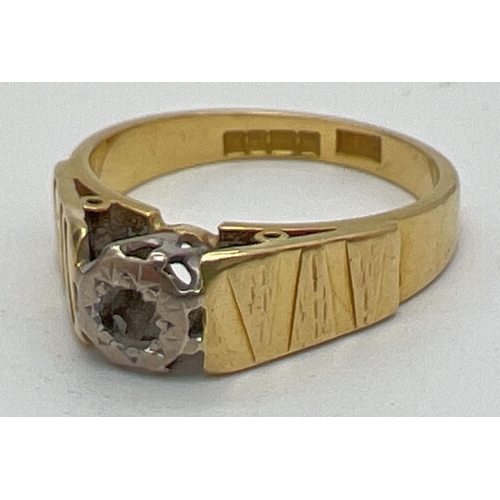 1082 - A 18ct gold vintage solitaire ring mount- no stone. High set shoulders with bark effect engraved det... 