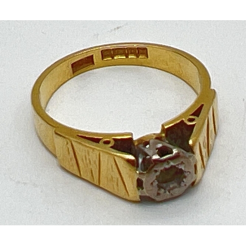 1082 - A 18ct gold vintage solitaire ring mount- no stone. High set shoulders with bark effect engraved det... 