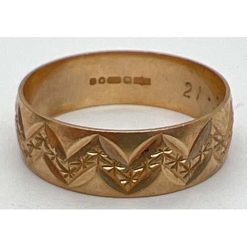 1085 - A vintage 9ct gold wedding band with diamond cut zigzag design. Hallmarked to inside of band with en... 