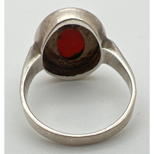 1109 - A silver contemporary style oval shaped ring set with carnelian. 925 stamped to inside of band. Size... 