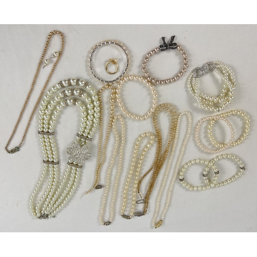 1124 - A collection of vintage and modern freshwater and  faux pearl jewellery. To include necklaces, brace... 