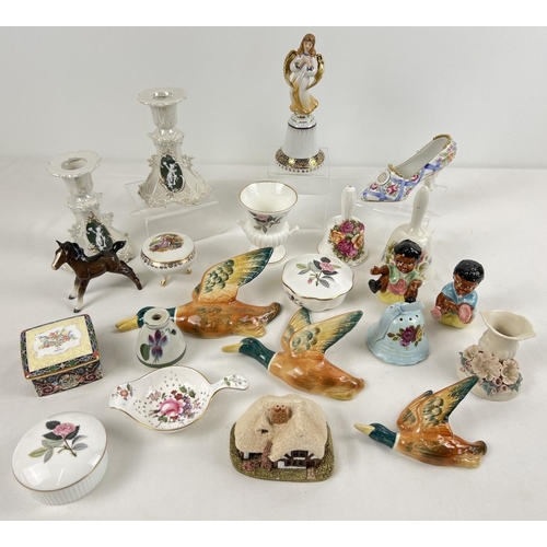 1269 - A collection of assorted collectable ceramic items to include a set of 3 flying ducks. Lot also incl... 