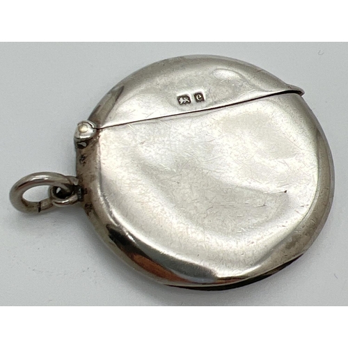 1209 - An Edwardian silver circular shaped vesta case with side hanging bale. Fully hallmarked to inside ri... 