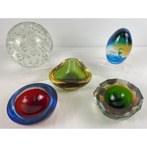 1285 - A small collection of retro art glass. To include a large clear glass ball paperweight, coloured gla... 