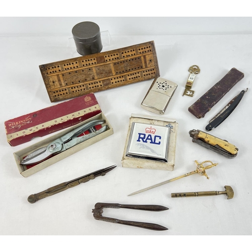 1353 - A collection of assorted vintage items to include boxed Bengall cut throat razor. Lot also includes:... 