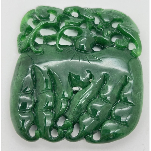 1293 - A carved piece of jade in the form of a bunch of radishes. Carved detail to both sides. Approx. 7.5c... 