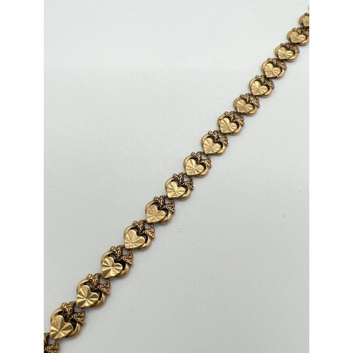 1185 - A vintage 22ct gold decorative heart link bracelet with hook and eye clasp. Gold marks to back of cl... 