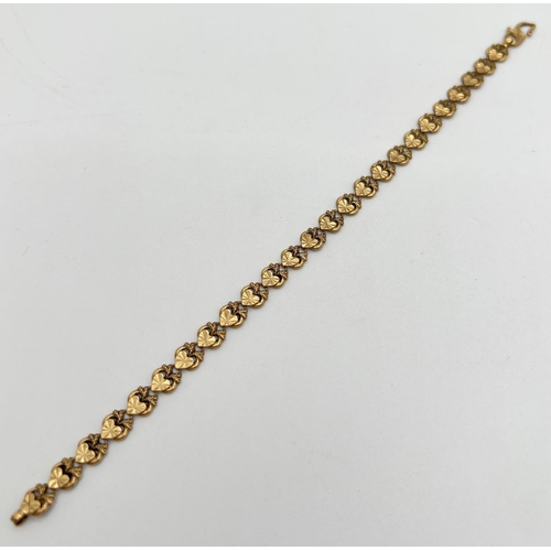 1185 - A vintage 22ct gold decorative heart link bracelet with hook and eye clasp. Gold marks to back of cl... 