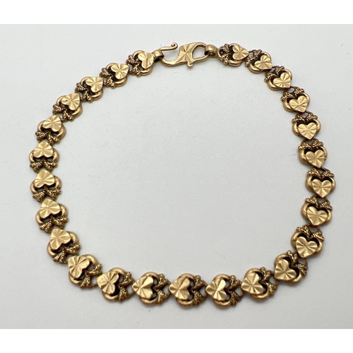 1185 - A vintage 22ct gold decorative heart link bracelet with hook and eye clasp. Gold marks to back of cl... 