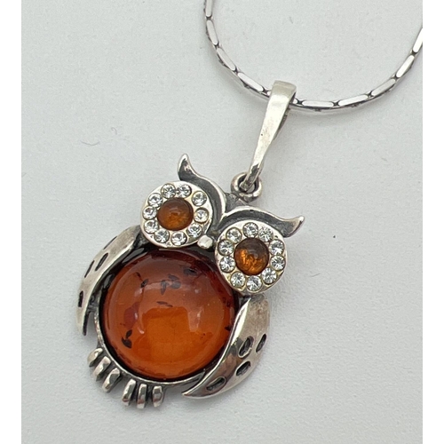 7 - A 925 silver and amber pendant in the shape of an owl on a 17