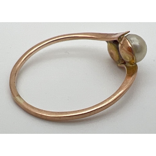 47 - A vintage 9ct gold ring with 2 tension set pearls in a twist design setting. Stamped 9ct to outside ... 