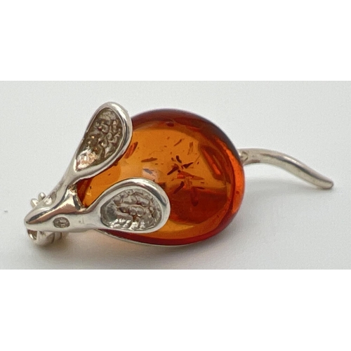 62 - A small 925 silver and amber brooch modelled as a mouse. Stamped 925 to pin on reverse. Approx. 3.5c... 