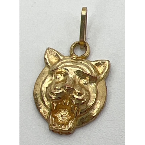 95 - A 9ct gold charm/pendant in the shape of a Tigers head. With hanging bale. Approx. 1.5cm x 1cm. Unma... 