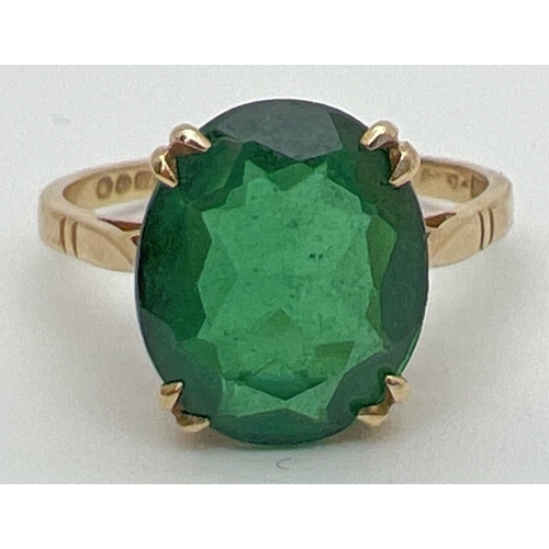 113 - A 9ct gold ring set with large oval cut green beryl stone with claw setting. Stone approx. 12mm x 9m... 