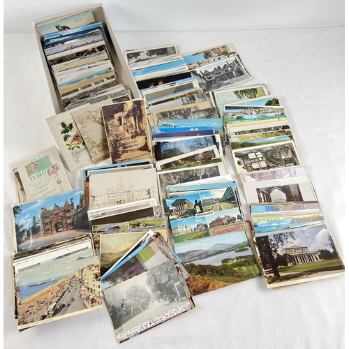 134 - Approx. 520 assorted vintage postcards and Greetings Cards.