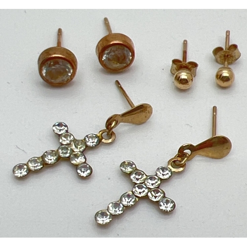 1018 - 3 pairs of 9ct gold earrings. A pair of crystal set cross drop style earrings together with a small ... 