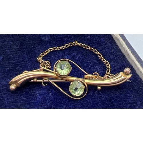 1002 - An Edwardian 9ct gold pin back brooch, set with 2 round cut pale green stones. Complete with safety ... 