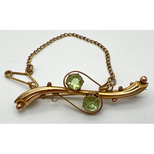 1002 - An Edwardian 9ct gold pin back brooch, set with 2 round cut pale green stones. Complete with safety ... 