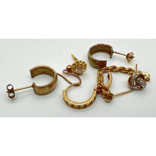 1048 - A small quantity of scrap gold earrings, to include stone set. Total weight approx. 4g.