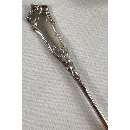 1137 - A set of 6 Edwardian silver teaspoons with ornately shaped handles and decorative embossed design. E... 