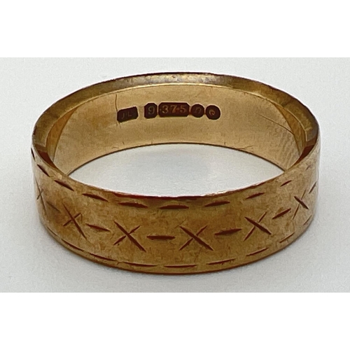 1061 - A vintage 9ct gold wedding band with engraved pattern to edges and cross design throughout. Full hal... 