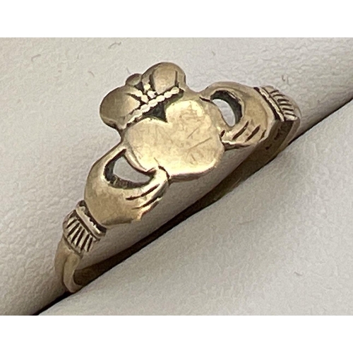 1064 - A 9ct gold Claddagh ring. Size Q, approx 1g. Hallmarked inside band.