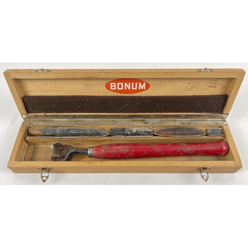 1328 - A vintage Bonum #2001 3 winged wood scraper with 6 assorted cutting blades. In original wooden box. ... 