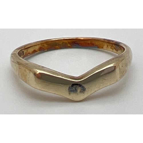 1093 - A 9ct gold wishbone ring. Full hallmarks to inside of band. Size M. Total weight approx. 2.5g.