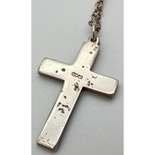 1022 - A vintage silver cross pendant with engraved decoration to front, on a 20