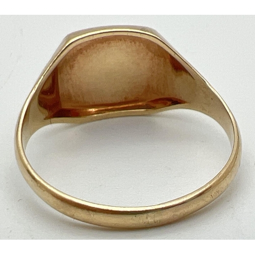 1042 - A men's 9ct gold square faced signet ring with engraved detail to corners and central banded empty c... 