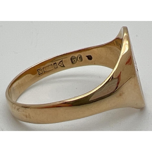 1049 - A men's vintage 9ct gold oval signet ring with central diamond and sun-ray detail to top. Full hallm... 