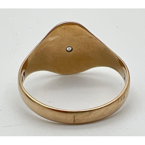 1049 - A men's vintage 9ct gold oval signet ring with central diamond and sun-ray detail to top. Full hallm... 