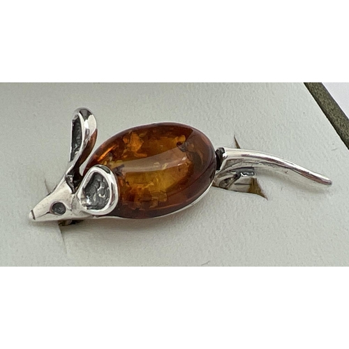 1006 - A small 925 silver and amber brooch modelled as a mouse. Stamped 925 to underside. Approx. 3.5cm lon... 