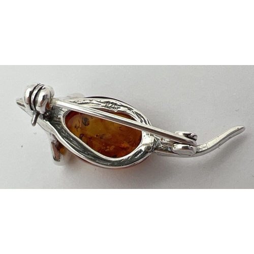 1006 - A small 925 silver and amber brooch modelled as a mouse. Stamped 925 to underside. Approx. 3.5cm lon... 