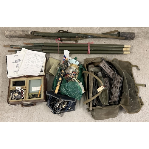 1287 - A military field radio/receiver with stakes, fixing ropes poles and accessories. Vendor advises unsu... 