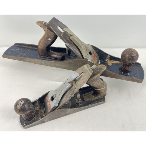 1329 - 2 vintage woodworking planes, a Record No. 6 and a Stanley Bailey No. 4. Both have splits to wooden ... 