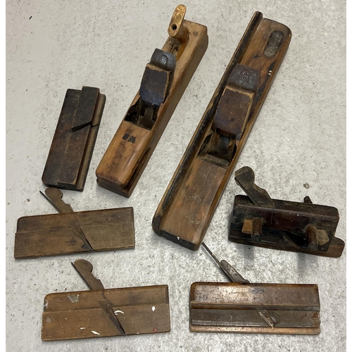 1330 - A collection of vintage wooden block and molding planes, to include large block plane with Robert So... 