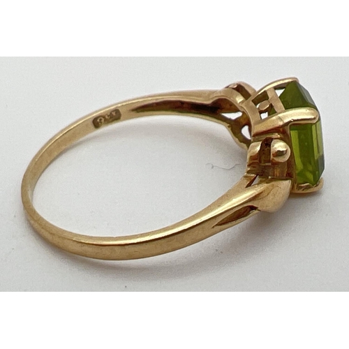 14 - A vintage 9ct gold and peridot ring with central square cut stone in a twisted setting. Inside band ... 