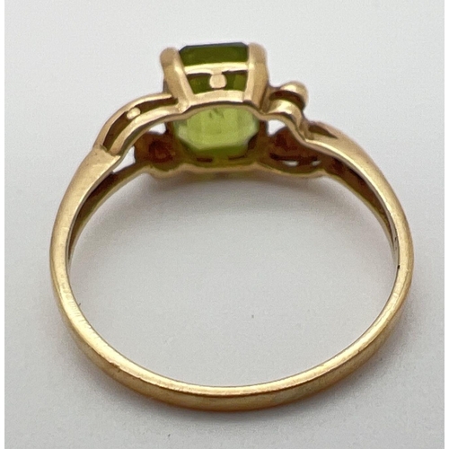 14 - A vintage 9ct gold and peridot ring with central square cut stone in a twisted setting. Inside band ... 