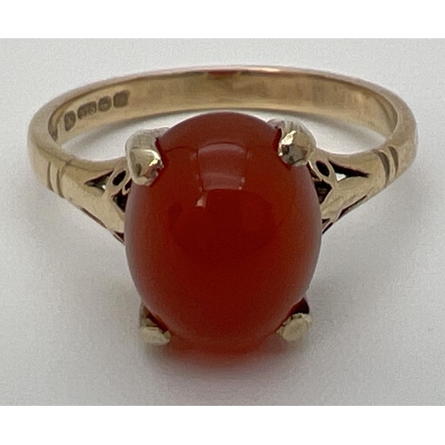 71 - A vintage 9ct gold ring set with central oval cabochon of carnelian. Claw setting with decorative sh... 