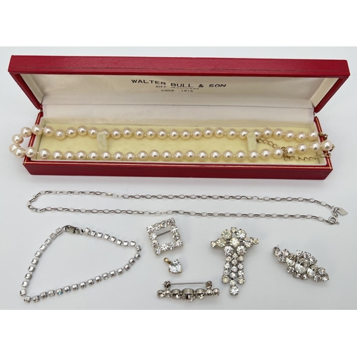 73 - A collection of assorted vintage costume jewellery to include boxed 18