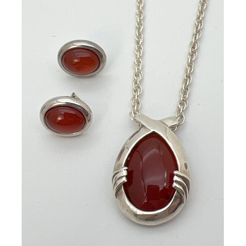 86 - A carnelian set silver pendant on an 18