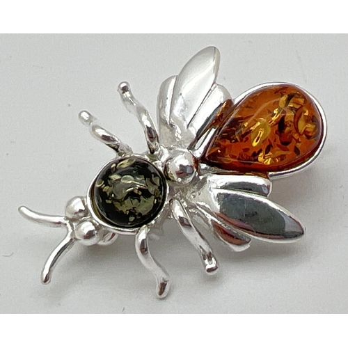 1032 - A small 925 silver and amber brooch modelled as a bee, stamped 925 to underside and with makers init... 