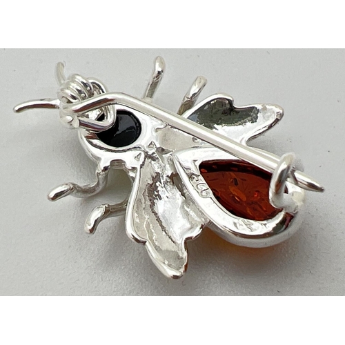 1032 - A small 925 silver and amber brooch modelled as a bee, stamped 925 to underside and with makers init... 