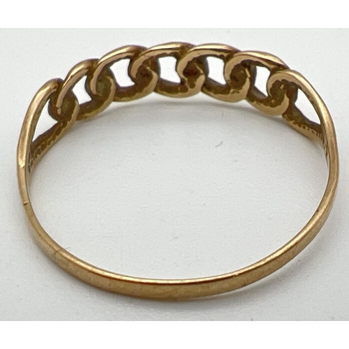 1038 - A vintage 9ct gold curb chain keeper style ring. Hallmarks to inside of band, ring size U. Total wei... 